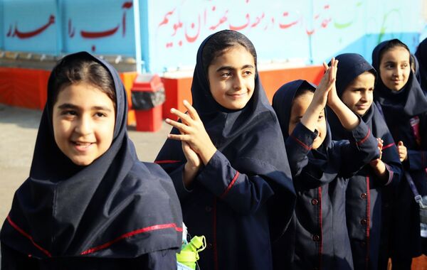 صبحگاهی غرق در علم و شادمانی در آموزشگاه جمهوری اسلامی ناحیه یک شهرستان بهارستان 