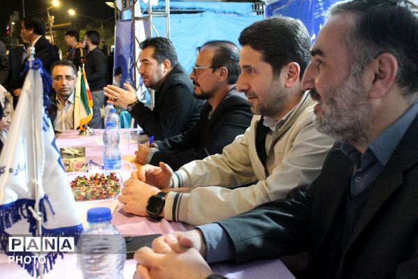 برگزاری میز خدمت آموزش و پرورش در میدان شهید