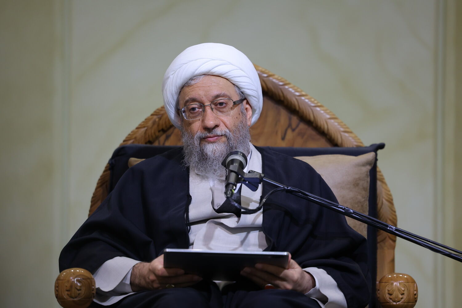 آیت الله آملی لاریجانی: نیروهای مسلح سیلی محکمی به رژیم صهیونیستی زدند