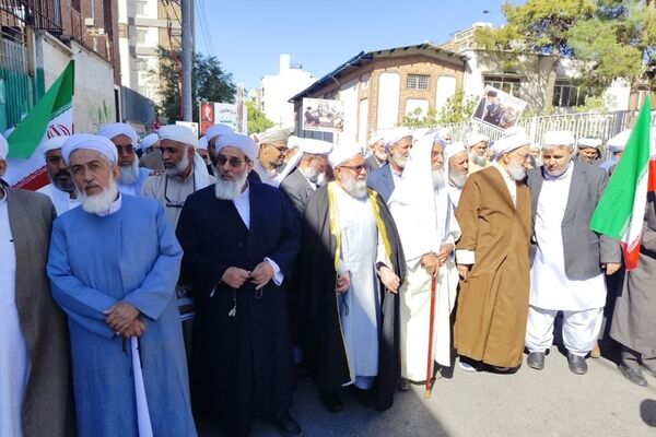 ایران متحد؛ شکوه حضور علمای اهل‌ سنت در بدرقه رهبر شهید