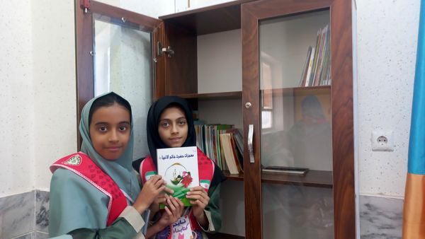 مراسم روز کتاب و کتابخوانی و افتتاح کتابخانه در دبستان شاهد تحقیقی ناحیه ۶