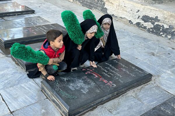 غبارروبی مزار شهدا در امام زاده حسن(ع) نسیم‌شهر