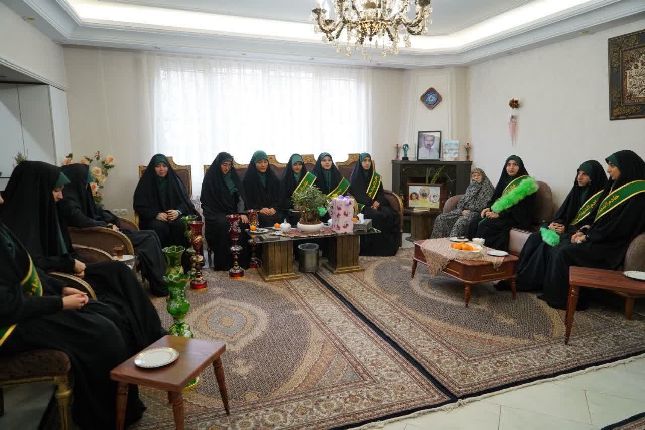 کاروان دانشجویی «خادم الشهدا» با ویژه‌برنامه‌ای تحت عنوان «مهر مادری»، از مادران گران‌قدر شهدای تجلیل کردند