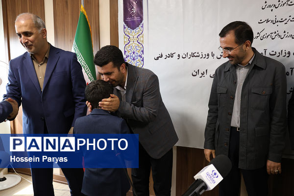 نشست صمیمی معاون تربیت بدنی و سلامت با ورزشکاران و کادر فنی تیم ملی والیبال دانش‌آموزی