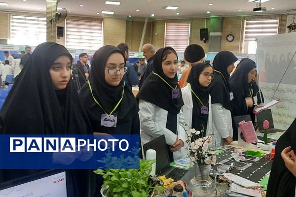برگزاری نمایشگاه دستاوردهای دانش آموزان دخترانه دبیرستان حکمت ناحیه دو شهرری 