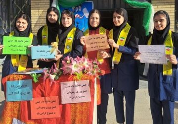جشن عاطفه‌ها در دبیرستان زکیه با مشارکت پرشور دانش‌آموزان برگزار شد