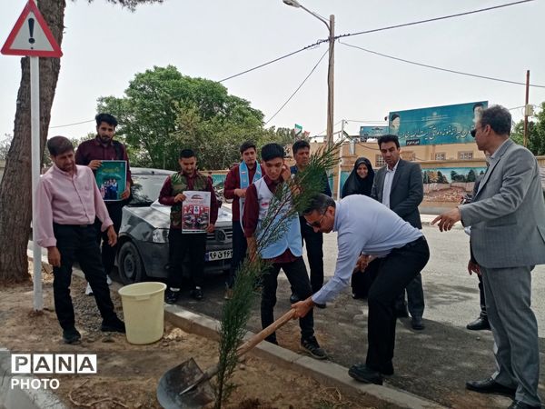 مسئولین اداره آموزش و پرورش کاشمر دو نهال بر زمین نهادند