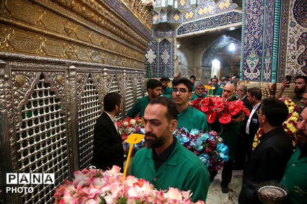 گل آرایی ضریح مطهر حضرت معصومه(س) در شب میلاد امام رضا(ع)
