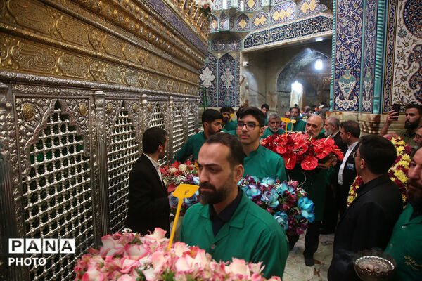 گل آرایی ضریح مطهر حضرت معصومه(س) در شب میلاد امام رضا(ع)