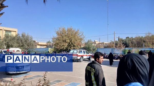 برگزاری مانور سراسری زلزله و ایمنی در مدرسه شهید دهقان 