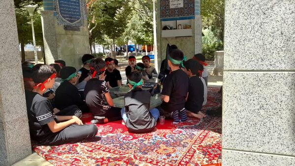 گردهمایی اعضای کانون پرورش فکری شماره 4 قم در جوار مزار شهید گمنام