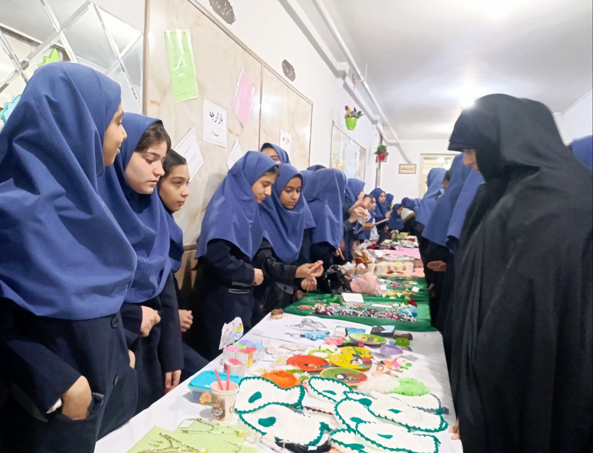 برگزاری بازارچه دانش‌آموزی در دبیرستان دکتر جواد حداد ۲ ناحیه 5