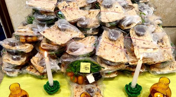 توزیع بسته‌های افطاری در دبستان شهید غفاری