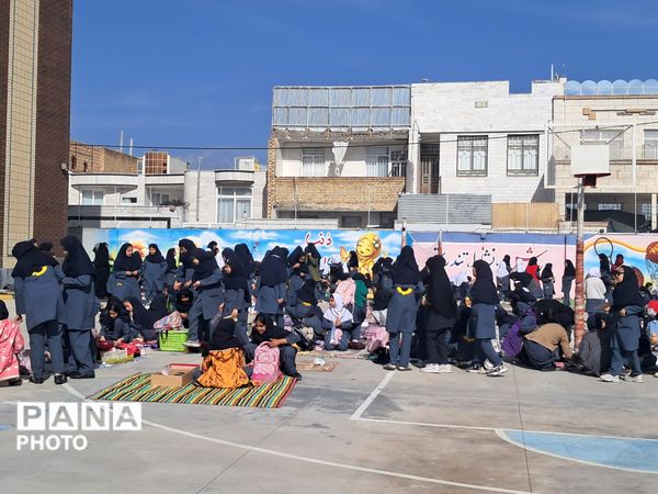 برپایی بازارچه دانش آموزی در دبیرستان شاهد هاجرشهرستان کاشمر