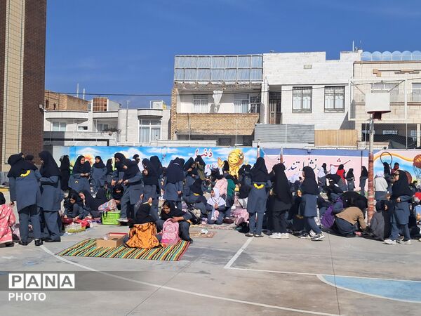 برپایی بازارچه دانش آموزی در دبیرستان شاهد هاجرشهرستان کاشمر