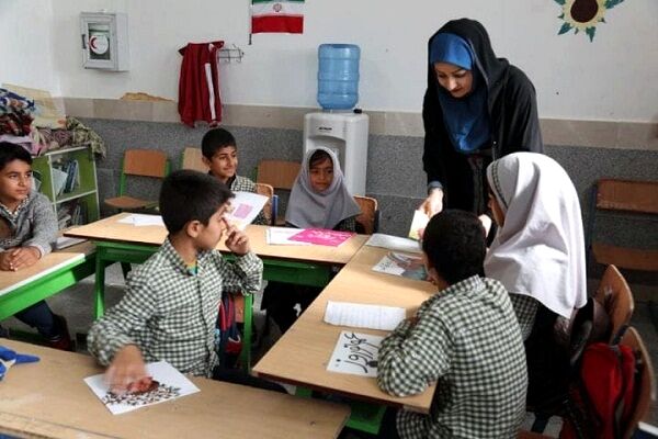 معلم خلاق به چالش‌های موجود در نظام آموزشی با ابتکار و خلاقیت پاسخ می‌دهد