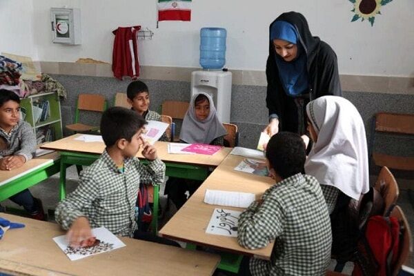 معلم خلاق به چالش‌های موجود در نظام آموزشی با ابتکار و خلاقیت پاسخ می‌دهد