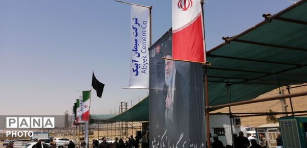 خدمت‌رسانی موکب سیمان آبیک در مسیر زائران؛ همراهی خادمان در پذیرایی و بدرقه