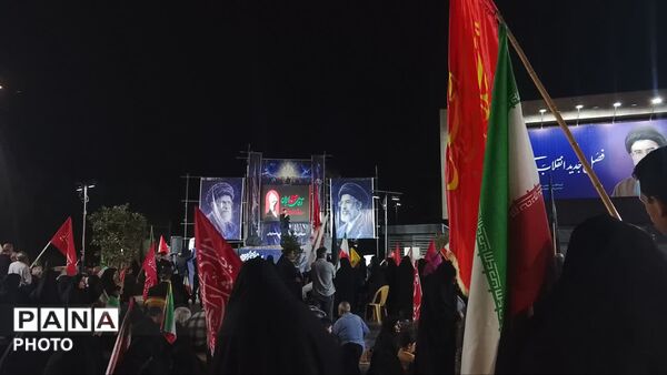 حضور مردم مبعوث شده نصف جهان در میدان علیخانی اصفهان 