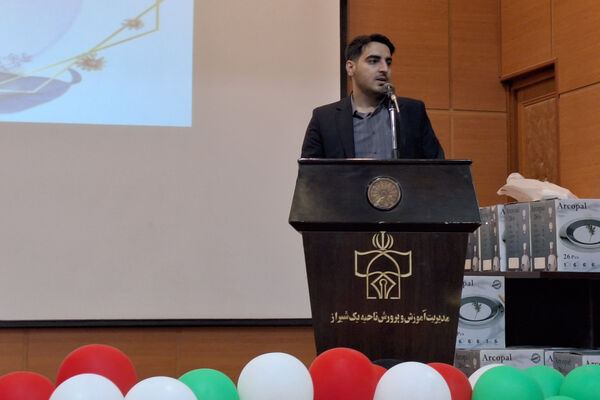 آیین تقدیر از انجمن‌های اولیا و مربیان برتر و تبیین فرآیند انتخابات شورای انجمن اولیا و مربیان ناحیه یک شیراز 