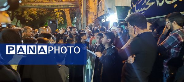 اجتماع مردم مشهدی مقابل خانه مادر شهید جمهور جهت ابراز همدردی