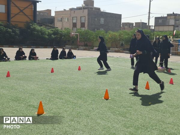 اجرای مسابقات ورزشی در دبیرستان پدران آسمانی 