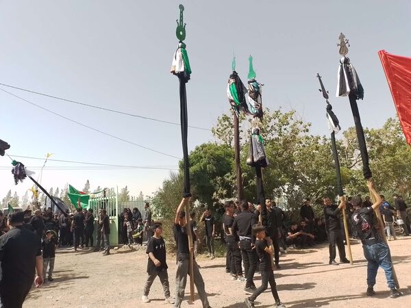 مراسم سینه زنی و علم گردانی اهالی روستای نقاب در امامزاده سید حسن روستای میرآباد