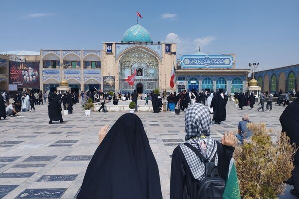قدم های جامانده از ارض طوس، در مسیر حرم حضرت جعفربن موسی الکاظم (ع)