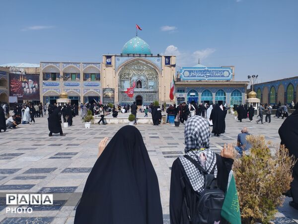 قدم های جامانده از ارض طوس، در مسیر حرم حضرت جعفربن موسی الکاظم (ع)
