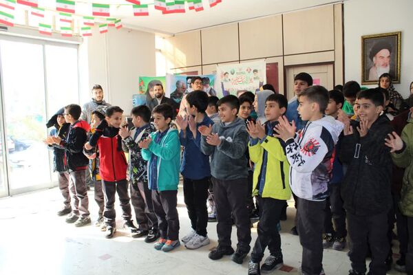 به مناسبت دهه فجر پرچم جمهوری‌اسلامی‌ایران در آموزش و پرورش منطقه۱۰ به اهتزاز درآمد