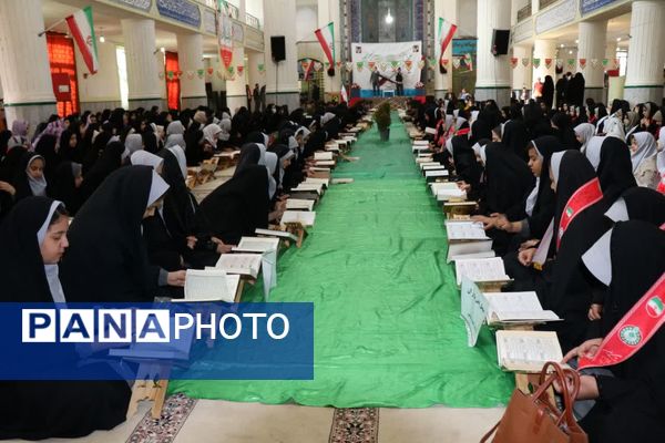 محفل هزار نفری انس با قرآن در ابرکوه همزمان با دهه فجر