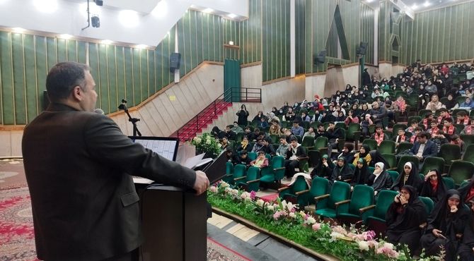 تقدیر از دانش آموزان برگزیده مسابقات دانش آموزی در منطقه ۱۰