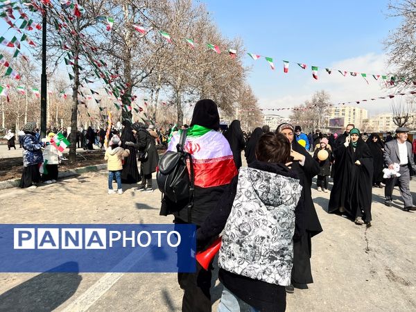 حضور دانش‌آموزان دبستان المهدی در راهپیمایی ۲۲ بهمن 