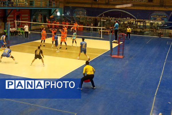 رقابت حساس لیگ دسته اول والیبال کشور در ورامین