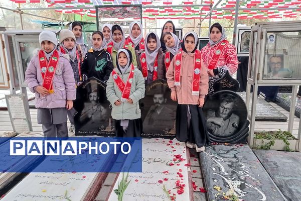تجدید میثاق دانش‌آموزان پیشتاز ناحیه دو شهرری با امام و شهدا 
