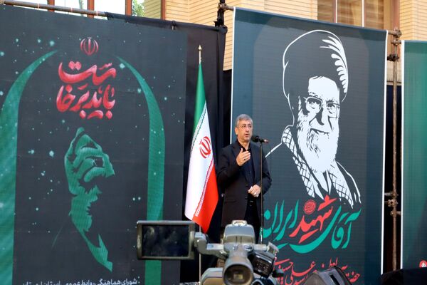 حضور مردم در تشییع رهبر شهید، تجدید بیعت با آرمان‌های انقلاب است