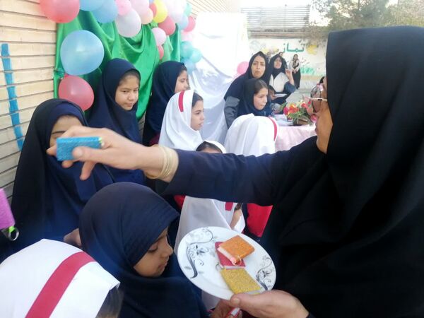 جشن ولادت حضرت زینب(س) و بزرگداشت روز پرستار در دبستان تکتم