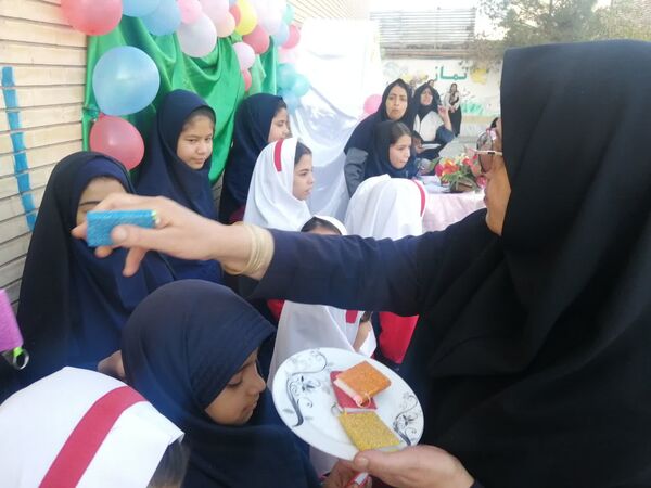 جشن ولادت حضرت زینب(س) و بزرگداشت روز پرستار در دبستان تکتم