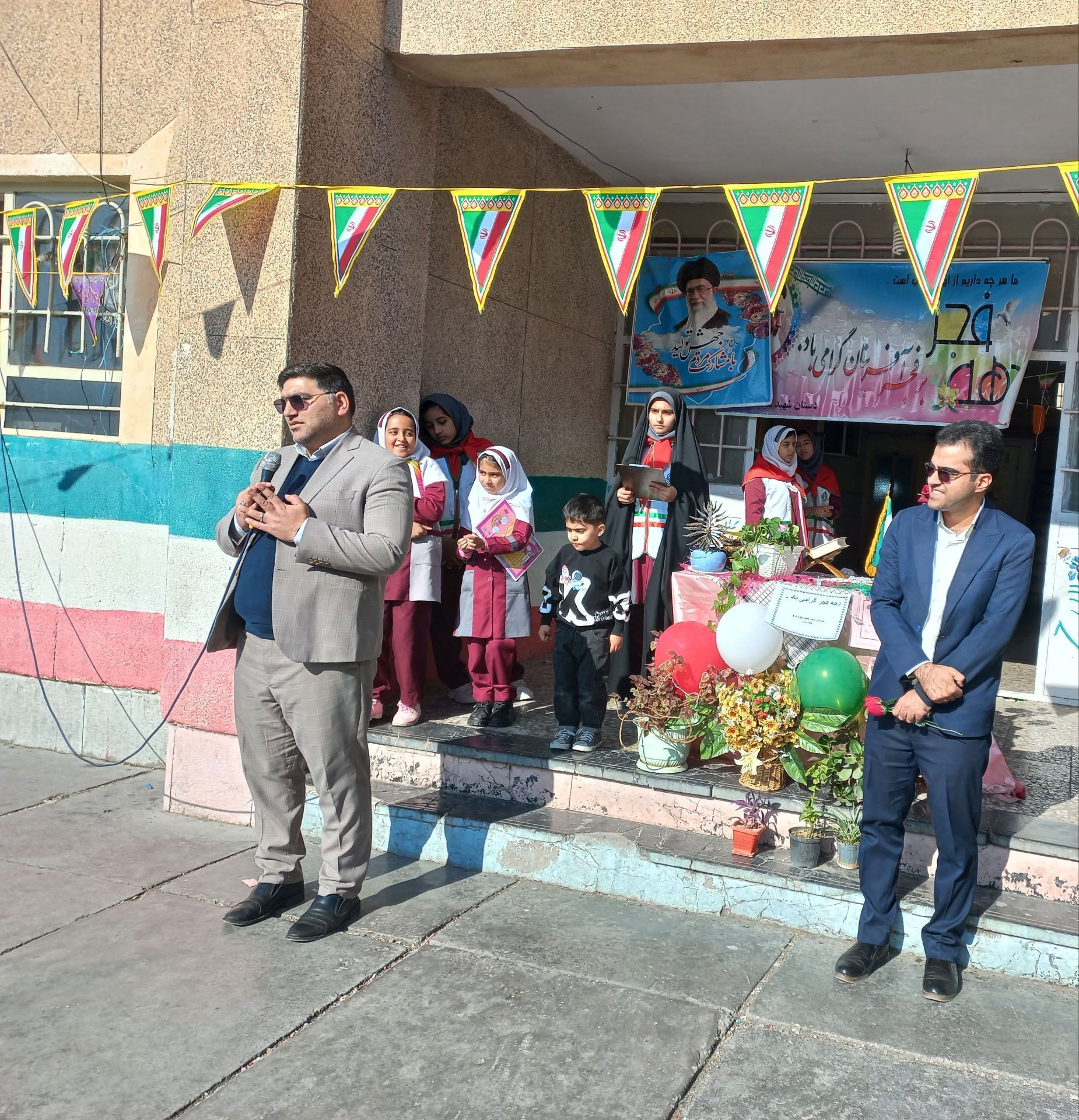 برگزاری جشن باشکوه دهه فجر در دبستان دخترانه شهید مجید بهاروند خرم آباد