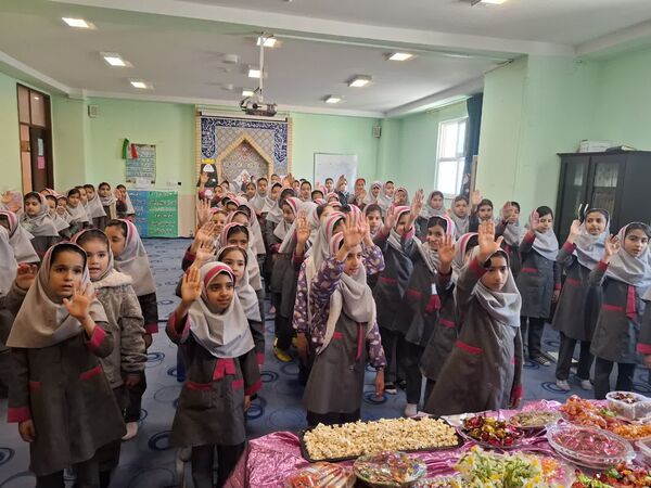 جشن میلاد امام خوبی‌ها در دبستان برادران شهید دیده‌ور کازرون