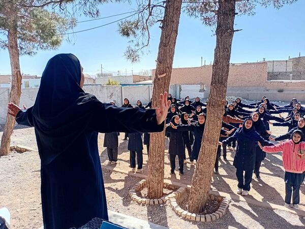 گرامیداشت سیزده آبان در دبیرستان مادرمهربان خلیل آباد