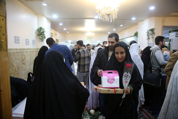 جشن ازدواج ۷۳۰ زوج دانشجوی در حرم حضرت معصومه(س)