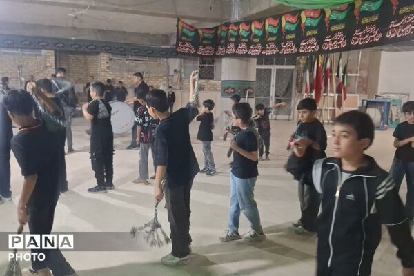 آیین زنجیرزنی نوجوانان شیرازی در عزای سیدالشهدا(ع)