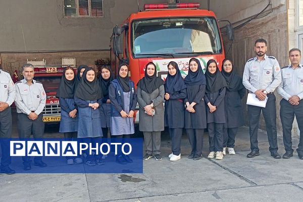 قدردانی دانش‌آموزان ورامینی از آتش‌نشانان در روز ملی آتش‌نشانی