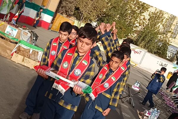 دانش‌آموزان دبستان معمارزاده در سیزده آبان