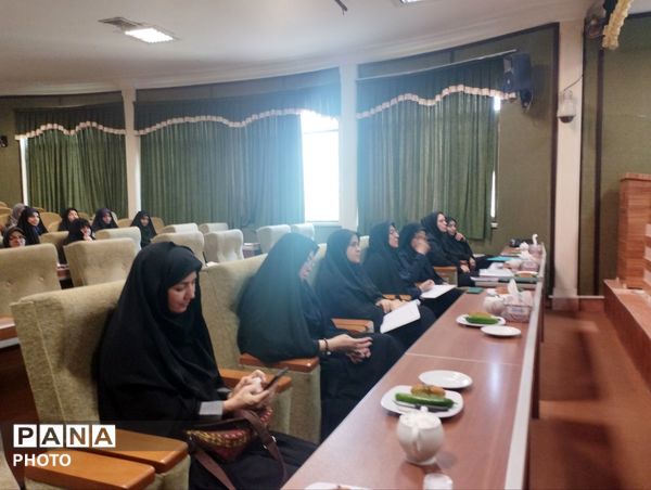 نشست اختصاصی بانوان خلیل‌آباد با معاون سیاسی اجتماعی استانداری خراسان رضوی