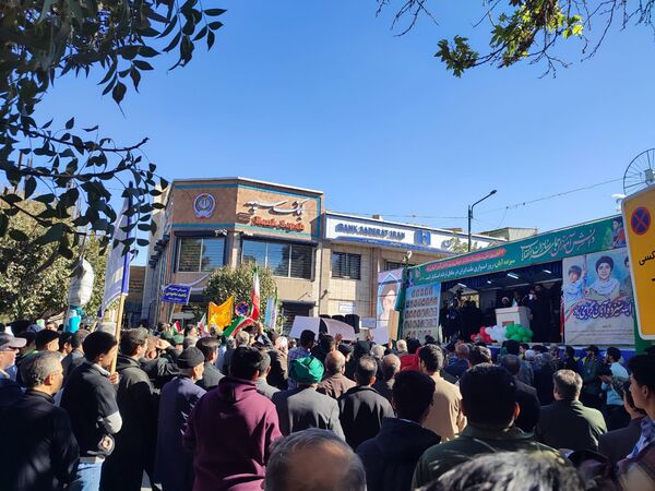 حضور پر شور دانش آموزان نیشابوری در راهپیمایی ١٣ آبان