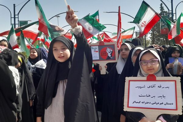 حماسه سرود 1000نفری دانش‌آموزان ناحیه ۴ کرج در بزرگداشت رهبر شهید