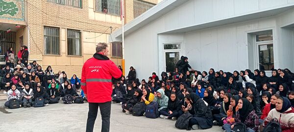 کارگاه آموزشی آشنایی با اصول ایمنی و اطفاء حریق در هنرستان آفرینش پردیس 