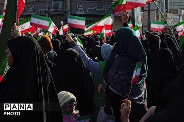 حضور مردم شهرستان رباط‌کریم برای بیعت با سومین رهبر انقلاب